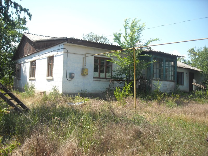 Продается котельцовый дом, 4 комнаты, общая площадь 213,6 м2, газ, вода,телефон,имеется подвал,сад с плодовыми деревьями. Цена 18 000 евро.