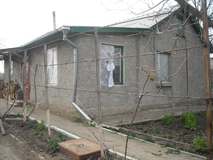 Продается  котельцовый дом, общая площадь 89,7 м2, газ, вода, канализация, электричество, имеется участок, хоз. пристройки. Цена  евро