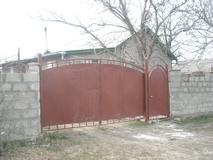 Продается котельцовый дом, общая площадь 89,7 м2, газ, вода, канализация, электричество, имеется участок, хоз. пристройки. Цена евро