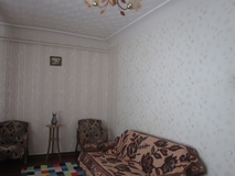 родается 3-комнатная квартира на 1-ом этаже в р-не ДСУ, общая площадь 57.4 м2. Цена 21 000 евро