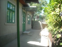 Продается котельцовый дом, 3 комнаты, общая площадь 56,6 м2, газ, бассейн. Цена 17 000 евро.