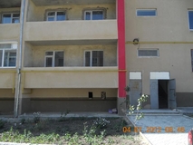 Продается 2-комнатная квартира в новостройке на 1-ом этаже в р-не ДСУ, общая площадь 70 м2 + подвал 4  м2. Цена 21 500 евро